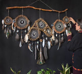 Atrapasueños de inspiración nativa: sauce hecho a mano para protección espiritual, 19 cristales curativos y plumas de pavo real, estilo bohemio